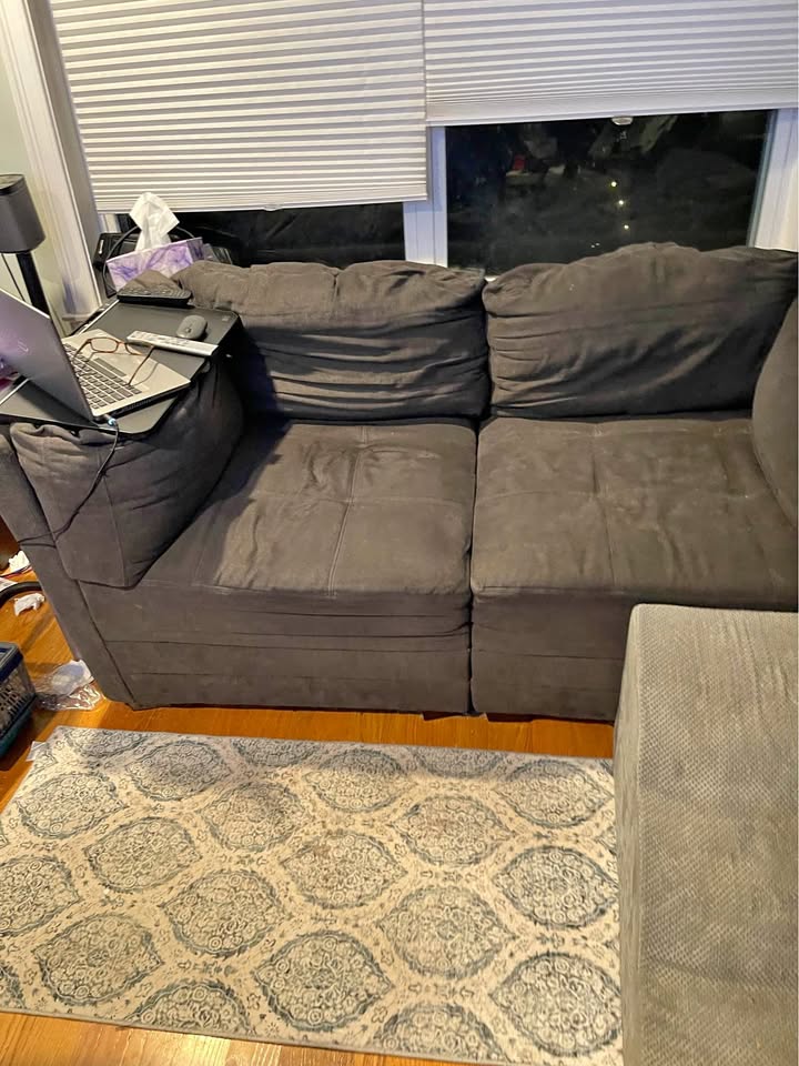 Sofá pequeño (loveseat) gris gratis en Newton