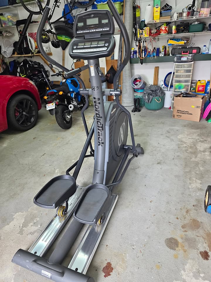 Elíptica NordicTrack gratis en Marlborough (funciona bien)